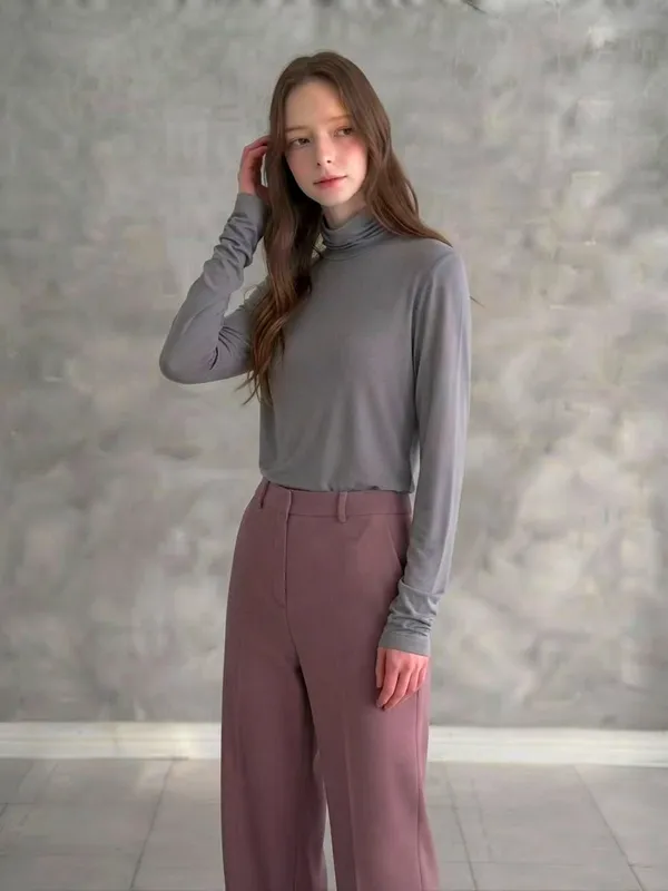 Stylish and Minimalist Long Sleeve T-Shirt for Everyday Elegance