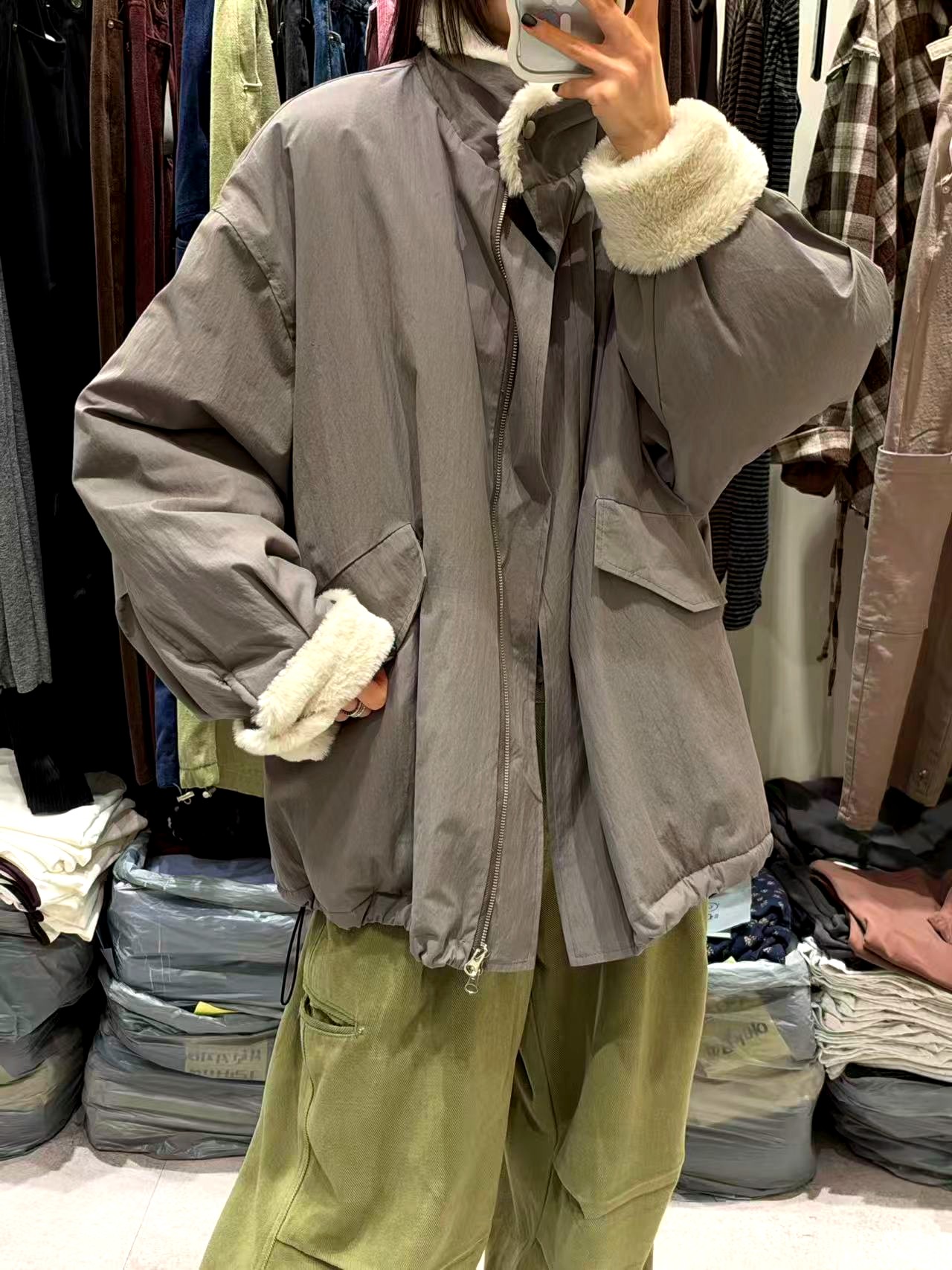 스타일리시한 여성 자켓, 편안하고 따뜻하며 가을과 겨울에 적합한 코디