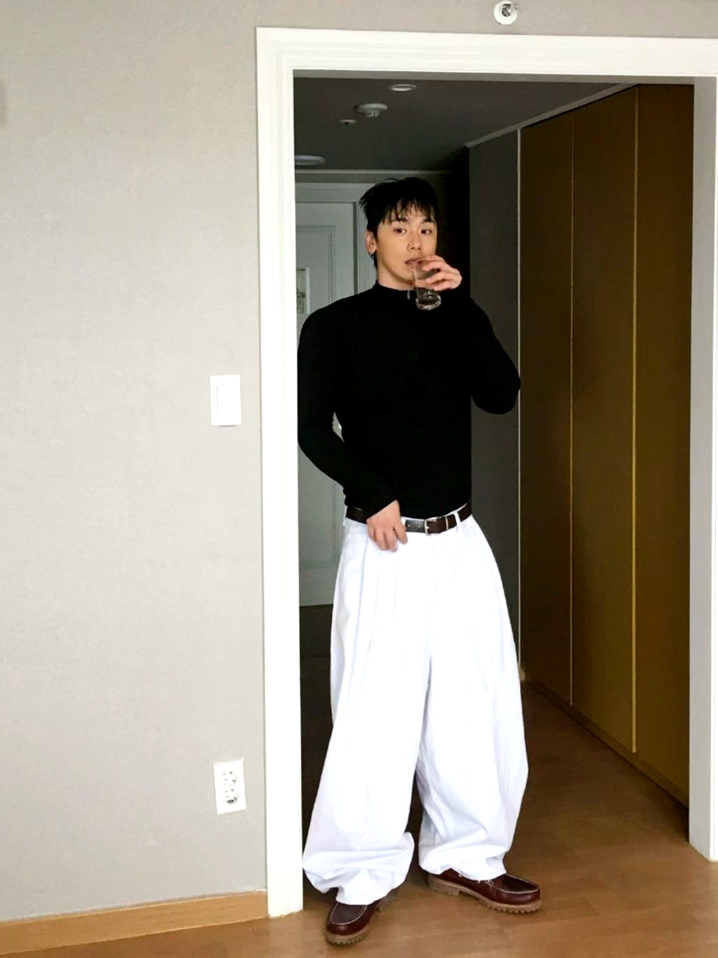 남성 캐주얼 상의, 편안하고 다양한 스타일에 잘 어울리며 여러 가지 경우에 적합