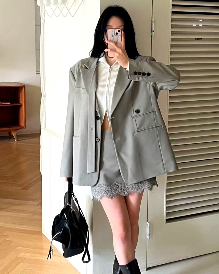 스타일리시한 회색 여성 코트, 우아한 매력을 위한 필수 아이템