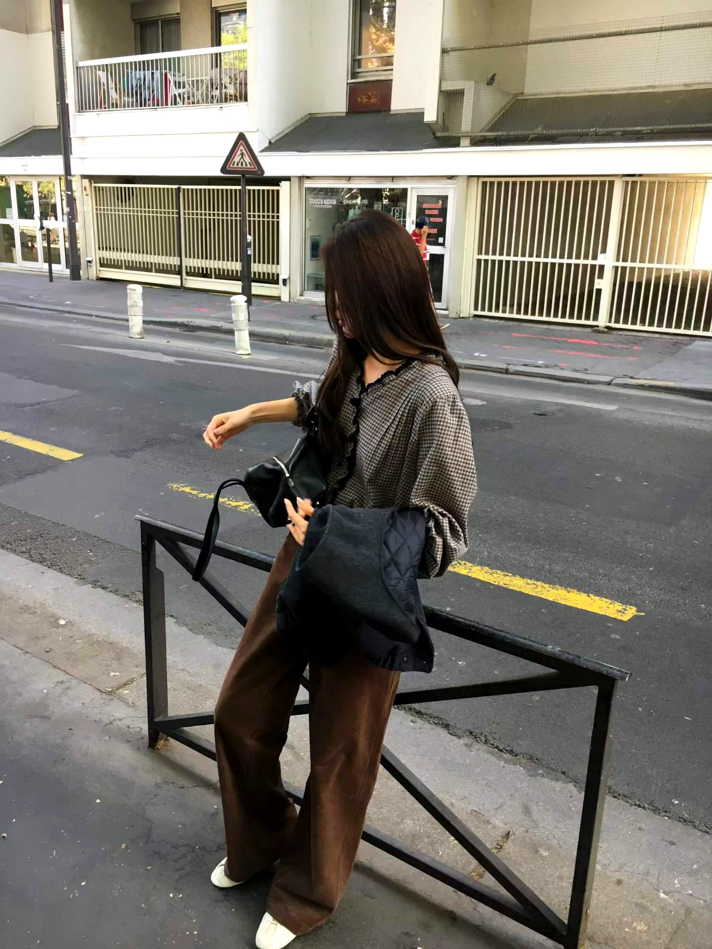우아한 체크 셔츠로 여성의 매력을 드러내세요