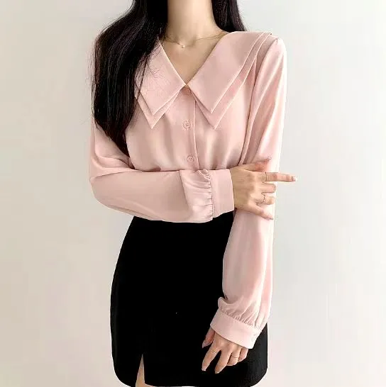 Elegant Women's Top with Classic Large Lapel Design
