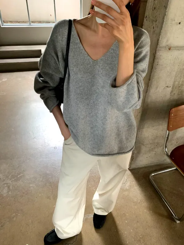 Stylish and Minimalist V-Neck Sweater, Comfortable and Versatile