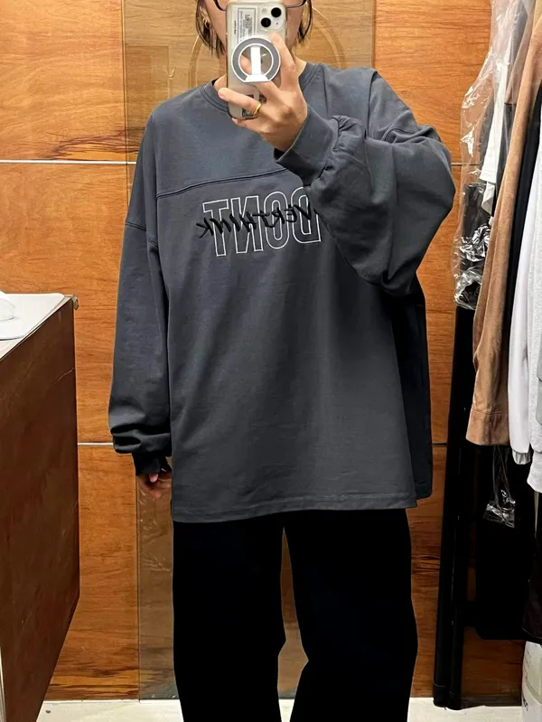 Loose casual sweatshirt, fashionable print design, comfortable and versatile.