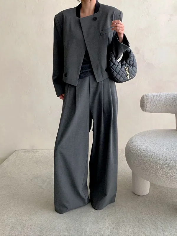 Stylish and Minimalist Women's Jacket, A Must-Have for Elegance