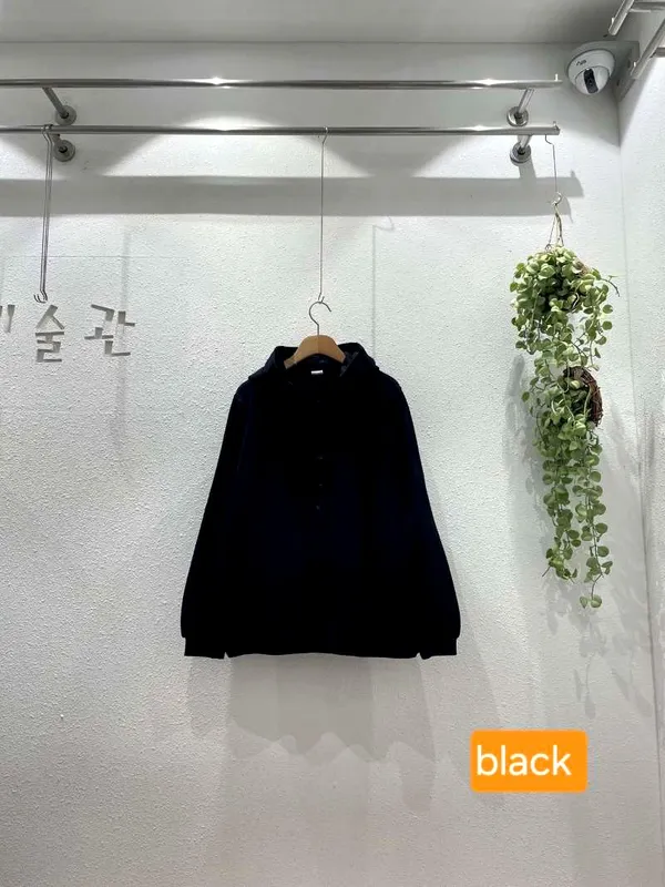 스타일리시한 블랙 여성 탑, 편안하고 다재다능한
