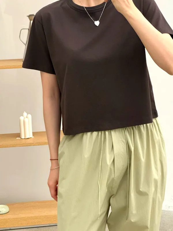Minimalist Black Short Sleeve Top, Fashionable and Versatile