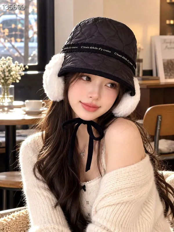 Stylish Warm Women's Hat - A Winter Essential