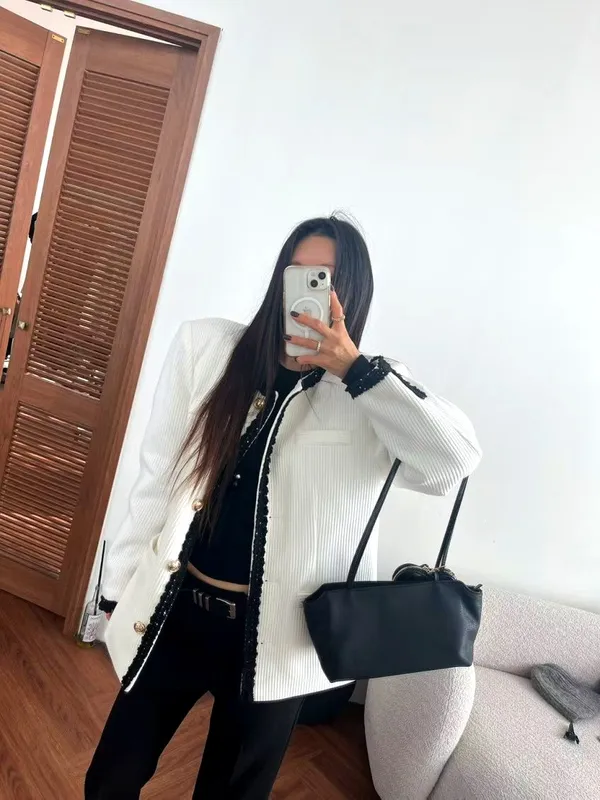 Áo khoác nữ thời trang - Thanh lịch và đa năng cho nhiều dịp