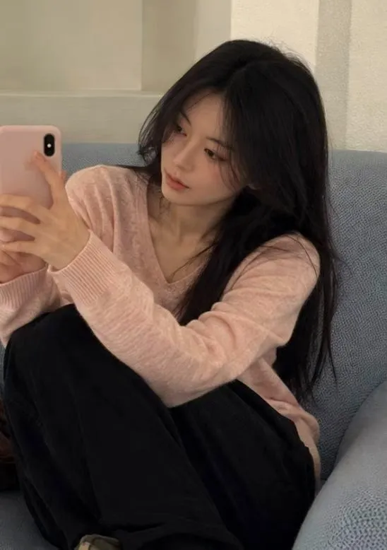 Gentle Pink V-Neck Sweater, Comfortable and Versatile