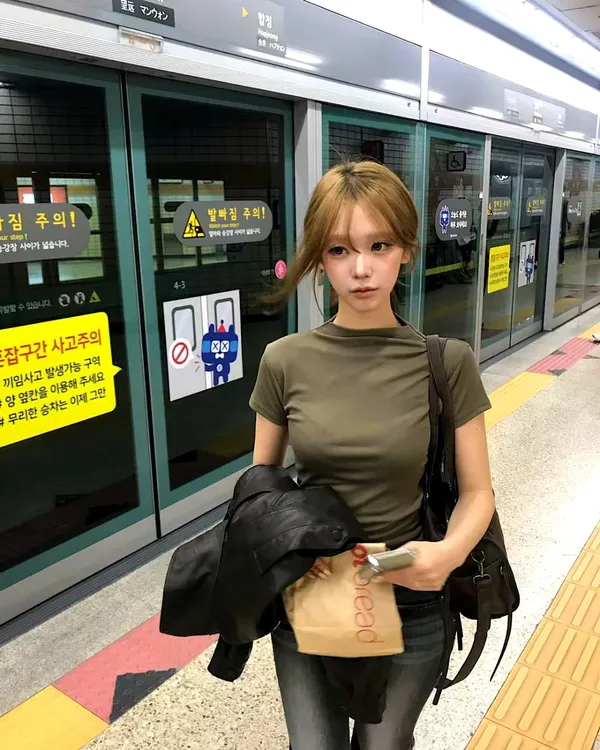 Fashionable and Minimalist Women's T-Shirt, Comfortable and Versatile