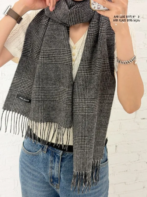 Elegant Plaid Scarf - Warm and Stylish