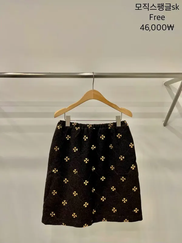 Floral Embroidered Mini Skirt - Elegant, Fashionable, and Versatile