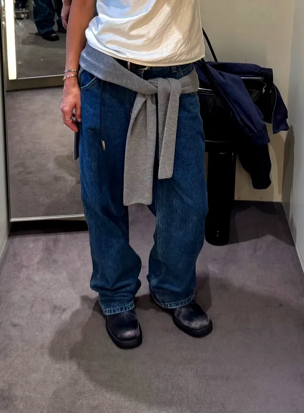 Stylish Loose-Fit Jeans for a Comfortable Casual Look