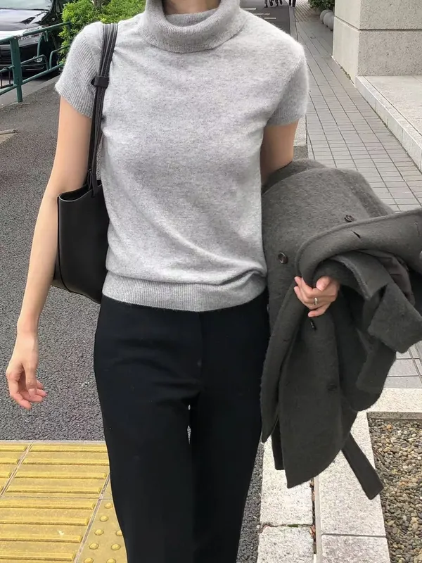 Stylish and Minimalist Women's Knit Sweater - Comfortable and Versatile