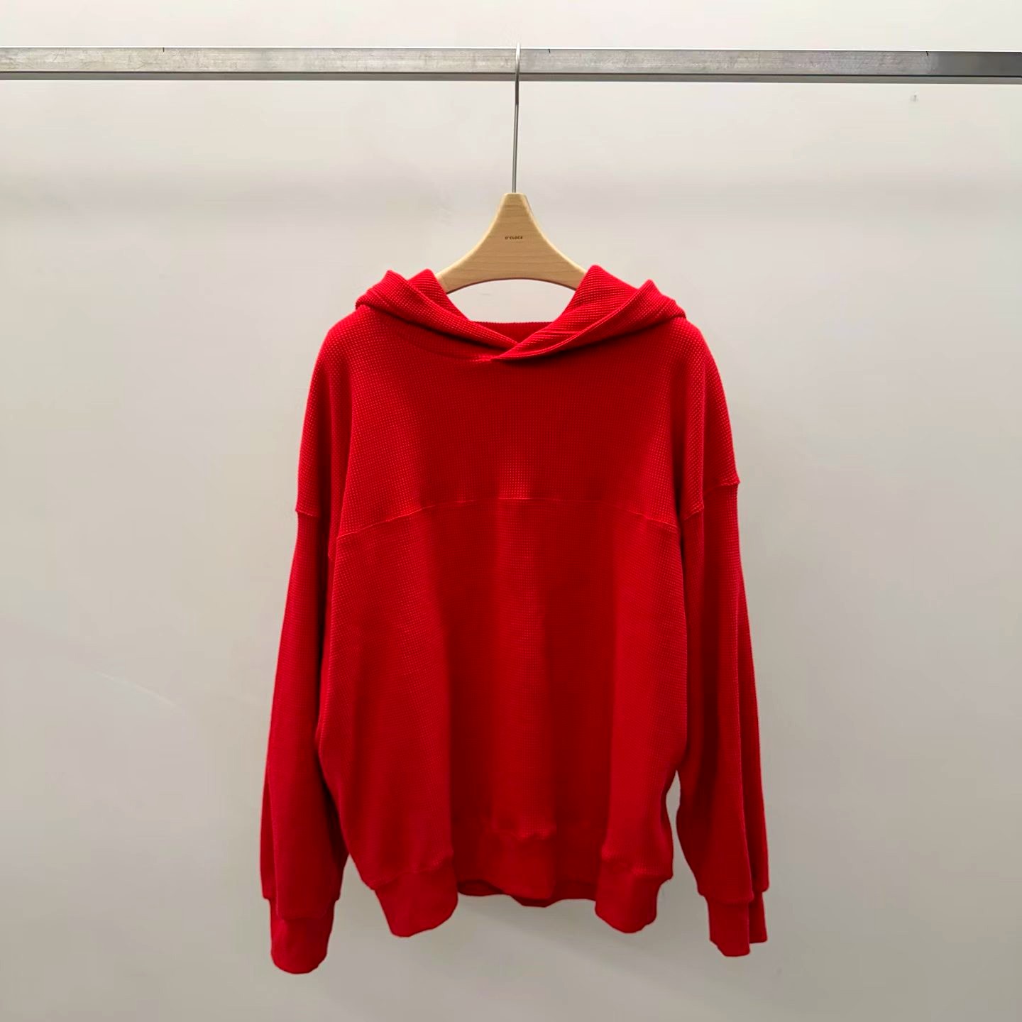 패셔너블한 루즈핏 레드 후드티, 편안하고 다재다능한