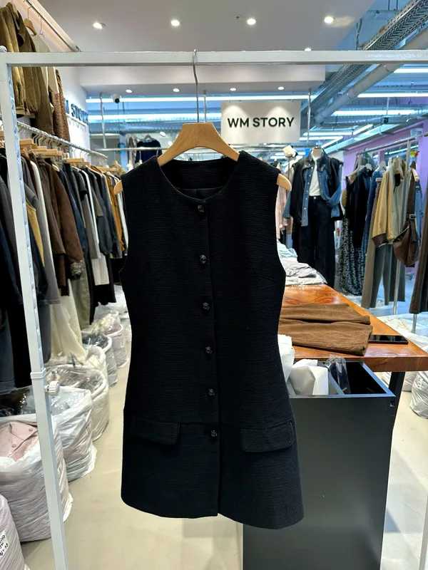 Elegant Black Dress to Showcase Your Charisma