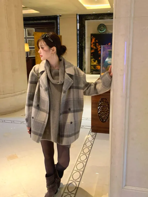 Stylish Plaid Women's Jacket - Warm and Comfortable