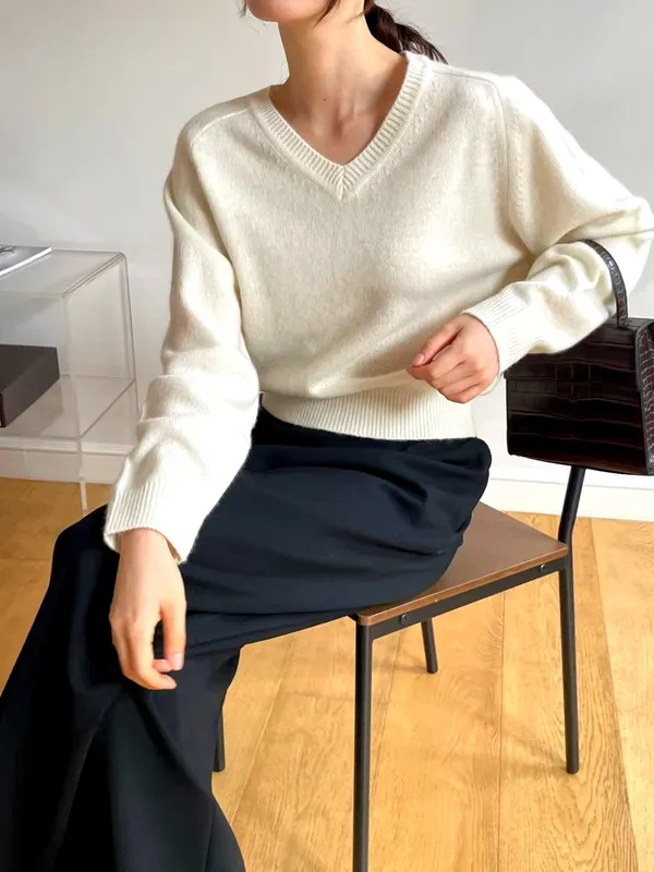 Elegant and Simple V-Neck Knitted Top, Comfortable and Versatile