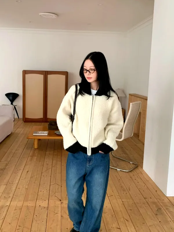 ファッショナブルで暖かい女性用コート、快適なラムウールデザイン