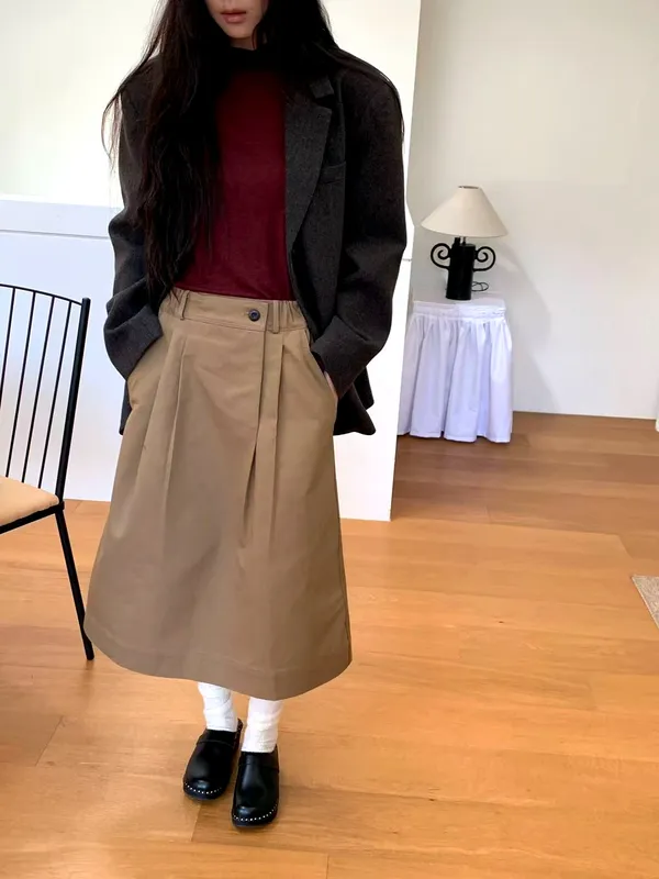 Elegant and Versatile Midi Skirt, Perfect for Any Occasion