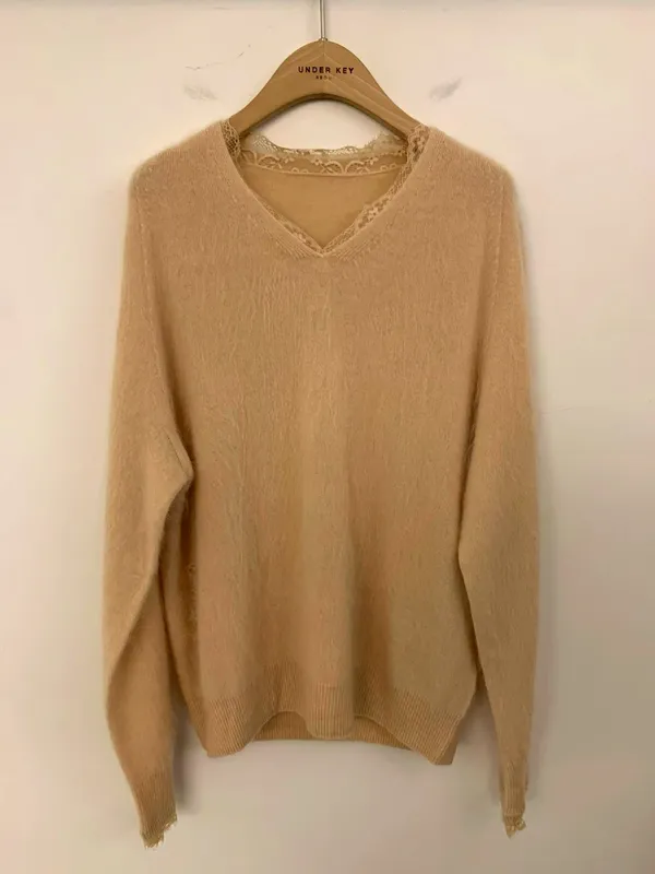Soft and Comfortable Women's V-Neck Top, Perfect for Fall and Winter