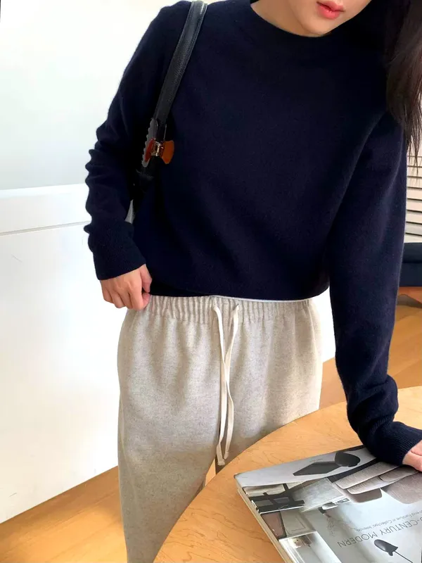 Stylish Minimalist Knit Sweater - Comfortable and Versatile