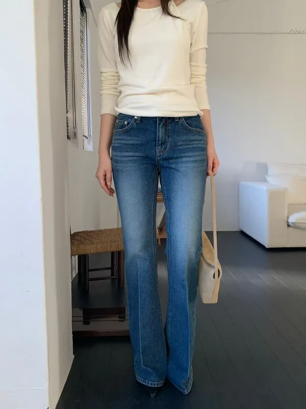 Stylish High-Waisted Jeans, Slim Fit and Essential for Every Wardrobe