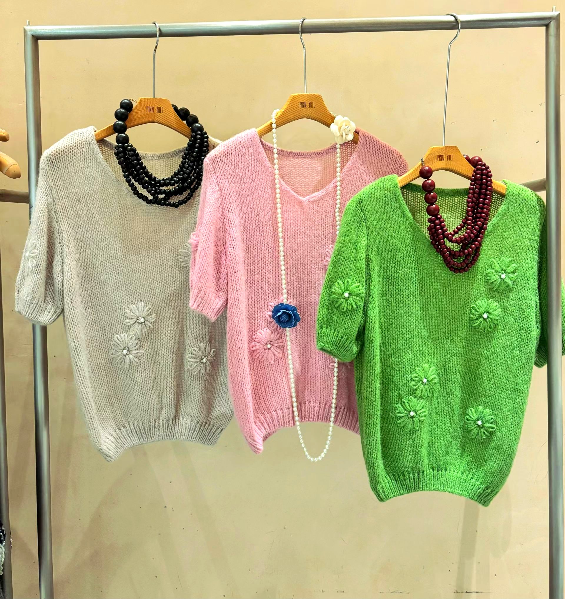เสื้อถักลายดอกไม้สีเขียวสดชื่น สบายและระบายอากาศได้ดี แมตช์ได้อย่างลงตัว