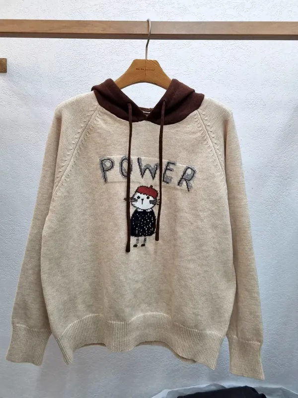 可愛貓咪刺繡連帽上衣，溫暖舒適