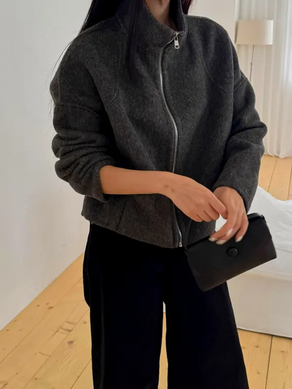 Fashion women's coat, elegant and minimalist design, warm and comfortable.