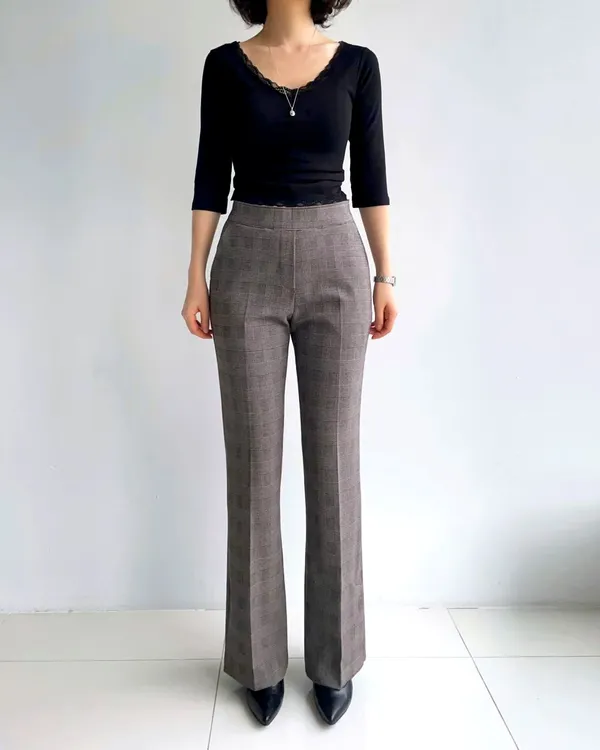 Stylish Plaid Women's Trousers with Elegant Slim Fit Design