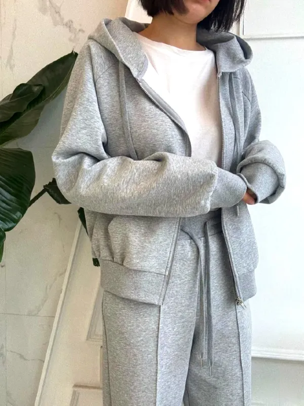 Stylish Casual Gray Women's Outfit - Comfort Meets Versatility