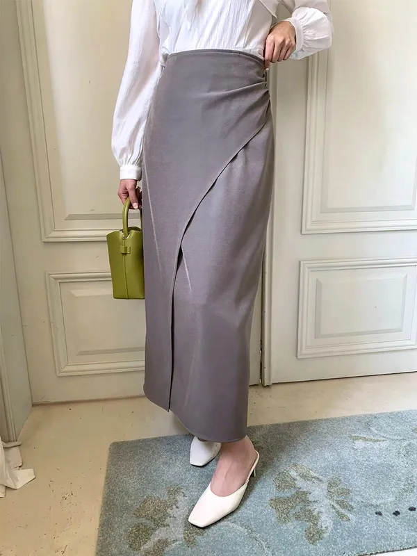 Elegant and Minimalist Women's Midi Skirt, Flattering Cut for Various Occasions