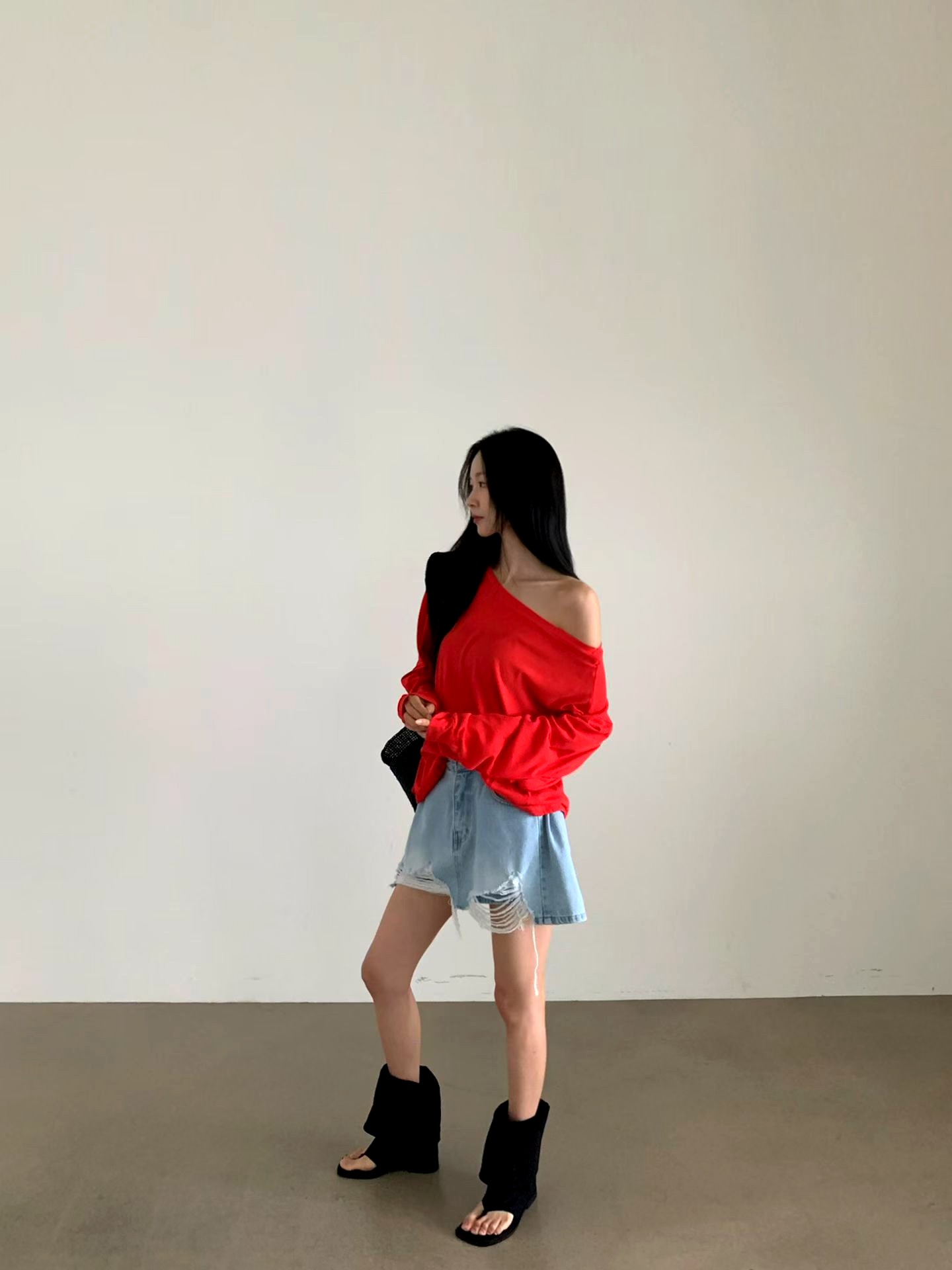 우아한 매력을 발산하는 패셔너블한 레드 오프숄더 탑