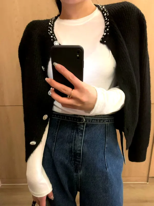 Chic and Elegant Women's Cardigan with Pearl Button Design
