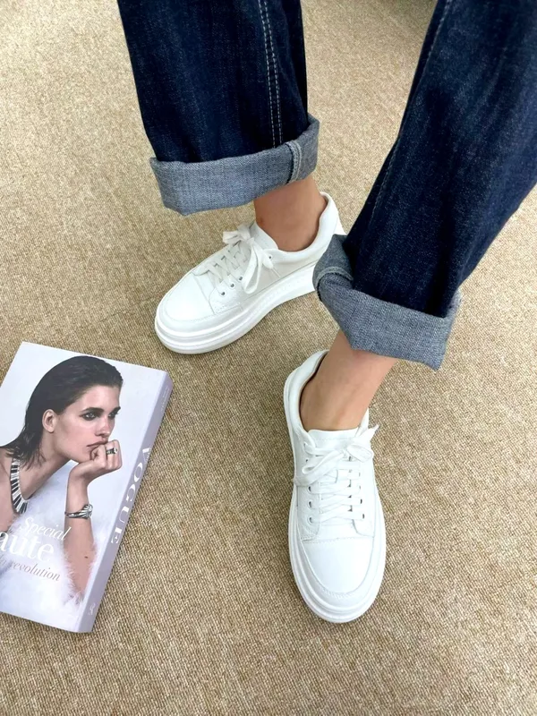 Stylish Versatile White Women's Shoes - Comfortable Casual Apm Luxe B1층110호 RILLA Apm Luxe B1층110호 RILLA(릴라) no 8101 size 230~250 굽높이 6cm(키높이2cm포함) 36000원 블랙 화이트 천연소가죽 통굽 스타일의 키높이 스니커즈 귀여움과 스포티함 모두 가지고 있는 트랜디한 디자인으로 어느룩에나 잘어울리는 슈즈에요 천연가죽으로 가볍고 안정감있는 착화감으로 편안하게 착용가능해요~