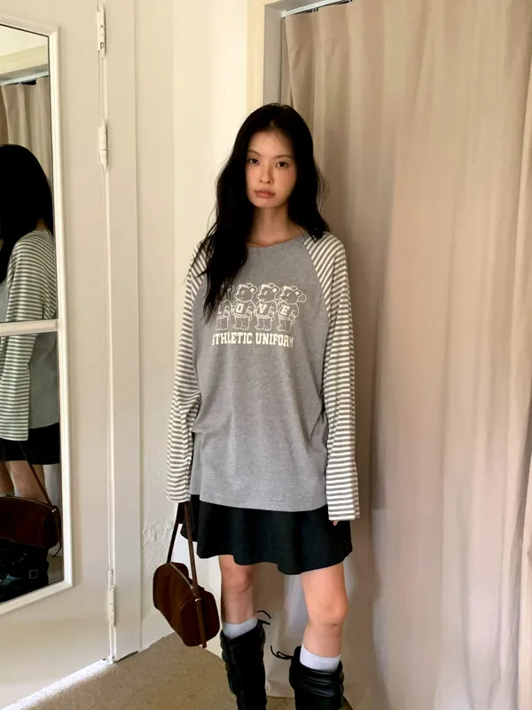 Fashion sports style women's top, comfortable and casual style.