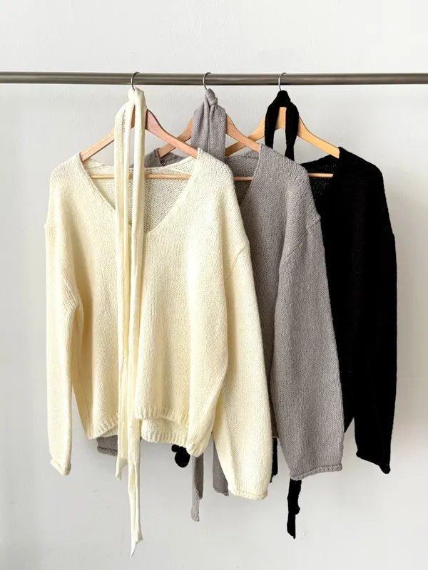 Elegant and Minimalist Women's Top with Comfortable Knit Design