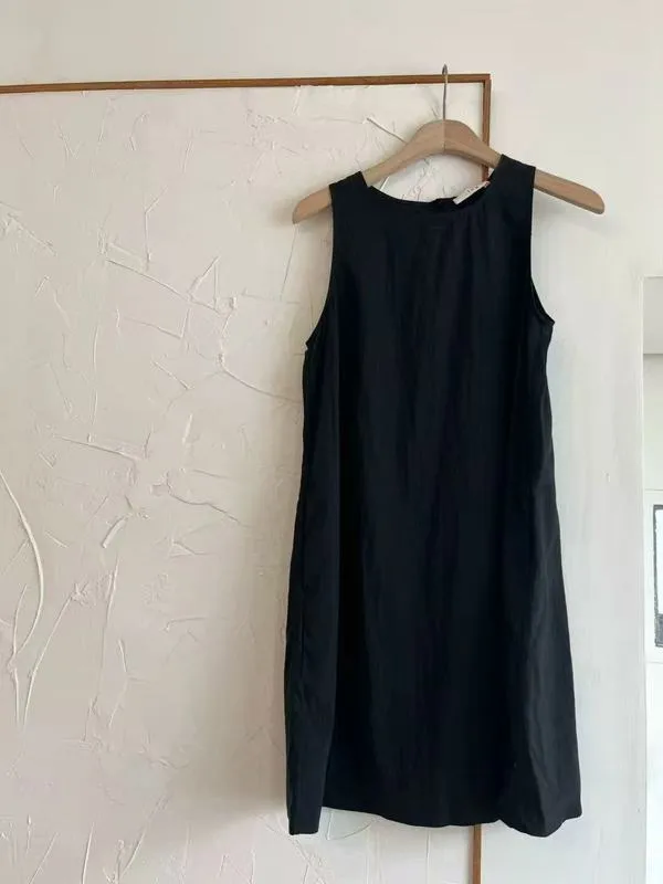 Minimalist Black Sleeveless Dress - Fresh and Stylish