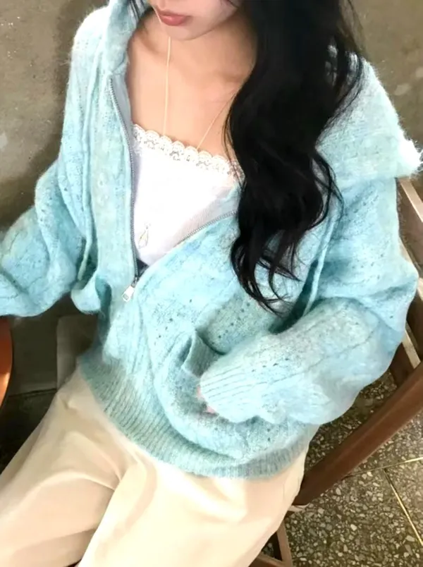 清新藍色毛衣外套，舒適百搭，適合春秋穿搭
