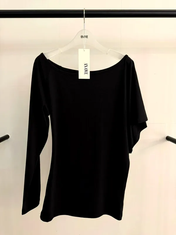 Stylish Minimalist Black Women's Top - Elegant and Comfortable