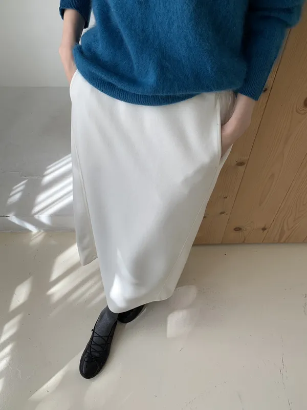 Elegant white skirt, lightweight and comfortable