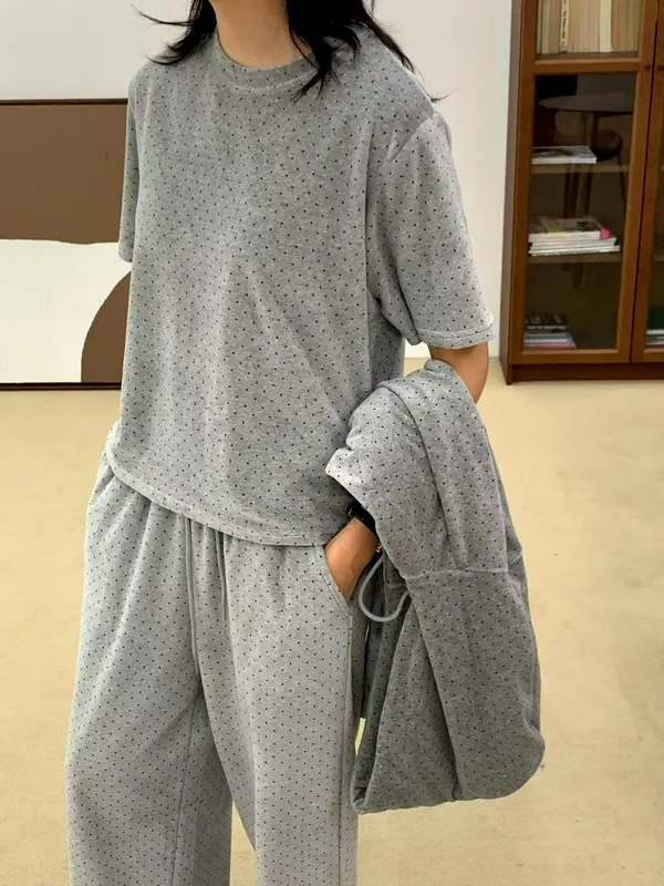Comfortable and Breathable Gray Round Neck Short Sleeve Top, Perfect for Casual Outfits