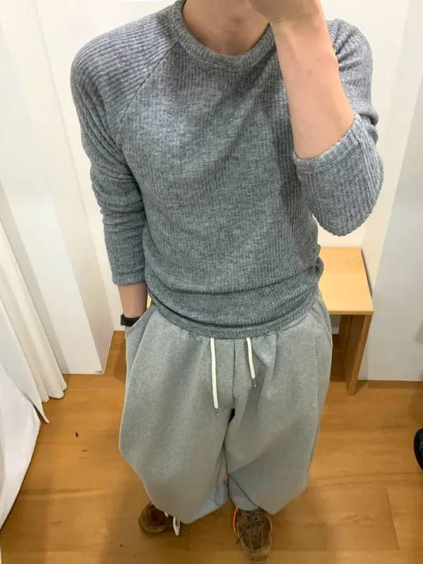 Stylish Gray Men's Knit Sweater - Comfortable and Versatile