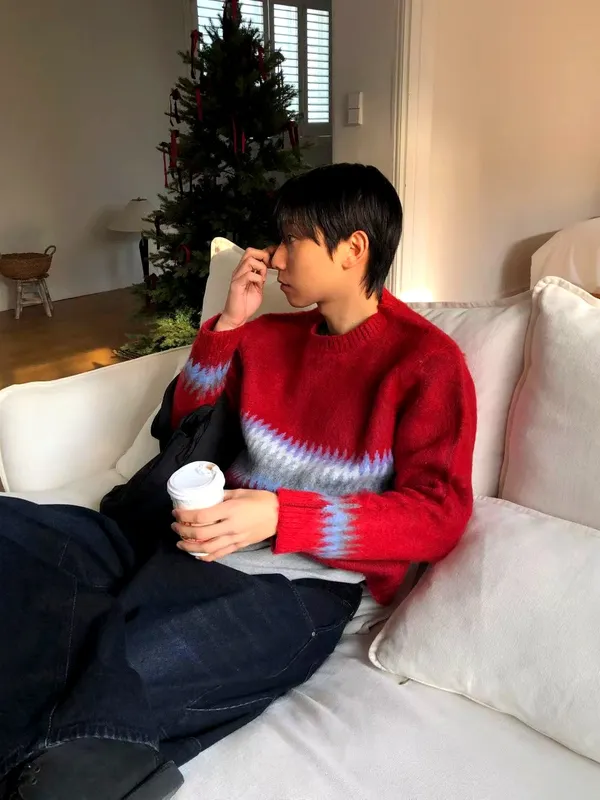 Stylish Men's Sweater, Comfortable and Warm, Classic Red Gradient Design