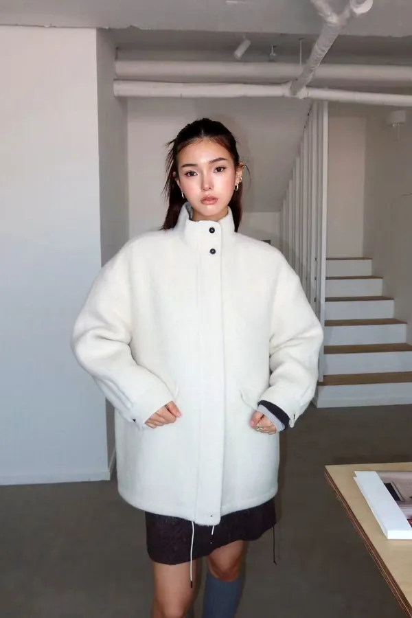 Fashionable Minimalist Women's Coat - Warm, Comfortable, Versatile Essential