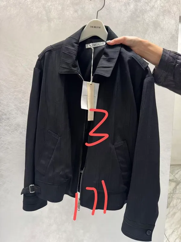 Stylish Black Striped Jacket - Comfortable and Versatile