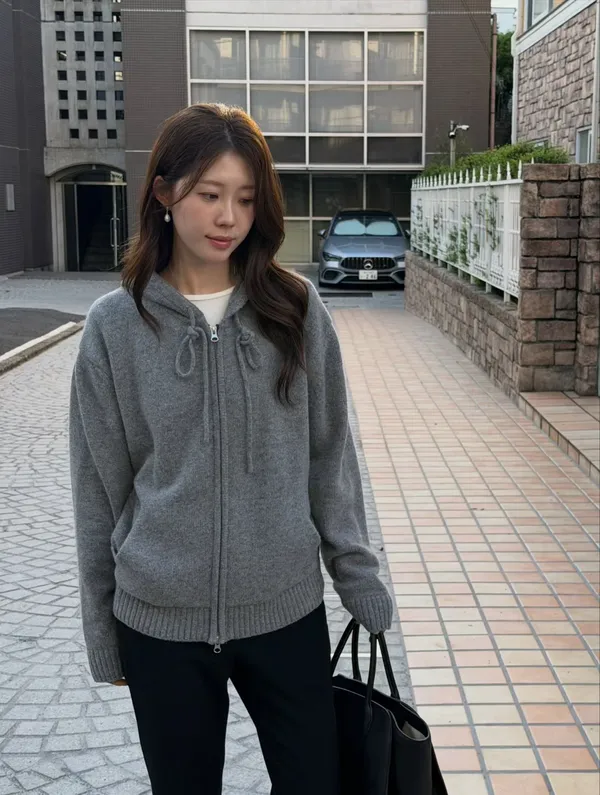 Stylish and Comfortable Knit Sweater, Your Essential Item for Autumn and Winter