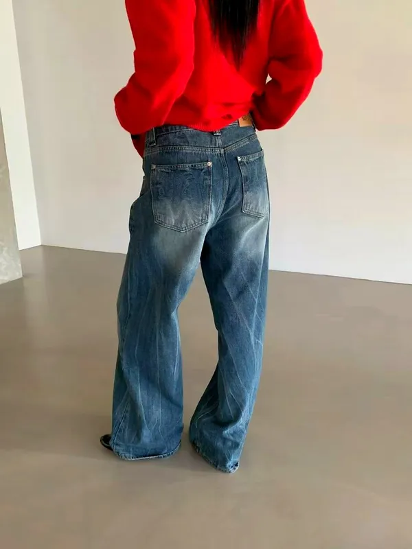 Fashionable Loose-Fit Jeans for Effortless Casual Style